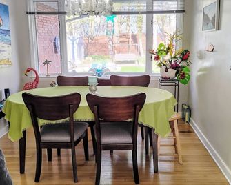 Tropical Vibe Ranch Home - Minutes to beach & downtown,relax in the backyard - Grand Haven - Dining room
