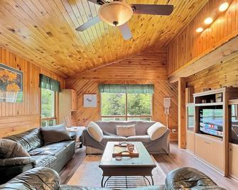 Spacious Bancroft Cottage- Private Lakefront/Sauna/ In Town - Bancroft