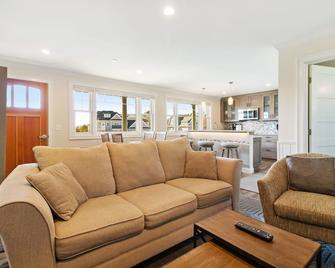 Located directly on the white sands of Pine Point Beach. - Scarborough - Living room