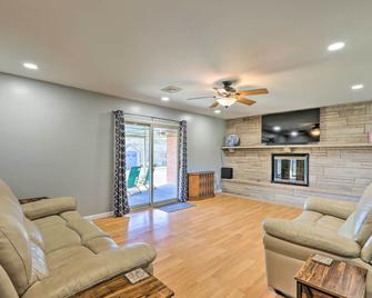 Dayton Home with Patio and Fire Pit about 6 Mi Dtwn! - Dayton - Living room