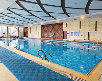 فندق ريناسانس شنغهاي تشونغشان بارك، ماريوت لوكشوري آند لايف ستايل هوتيل - شنغهاي - حوض السباحة