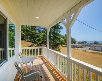 Cozy Oceanview Hideaway#1 on Golf Course/Airport - Whitethorn - Balcony