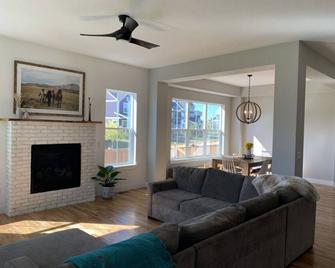 New, Stunning, Open And Bright Colorado 1 B/R Apartment With Mountain Views!! - Erie - Living room