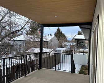 Mirror Lake Home - Close to shopping and walking paths! - Camrose - Balcony