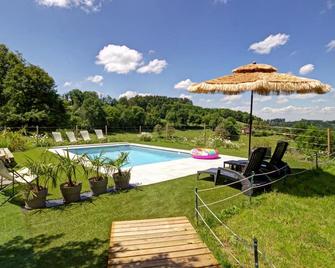 Gite Belmont-de-la-Loire, 4 bedrooms, 8 persons - Belmont-de-la-Loire - Piscina
