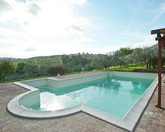 Farmhouse in Giano dell'Umbria with bubble bath - Giano dell'Umbria - Piscina