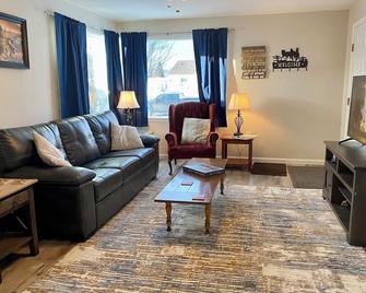 Bo's Copper City Charmer, easy Freeway Access, open floorplan - Butte - Living room