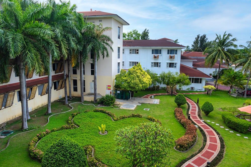 Hulhule Island Hotel - Malé - Building