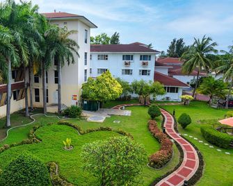 Hulhule Island Hotel - Malé - Building
