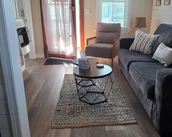 Newly Remodeled Linny's GOTL Cottages Charming 2-bdr bungalow walk to strip/park - Geneva - Sala de estar
