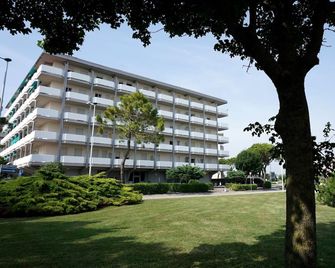 Flat with a partial sea view - Caorle - Building