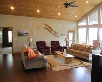 Room to relax. Lakefront property. Amazing views! - La Follette - Living room