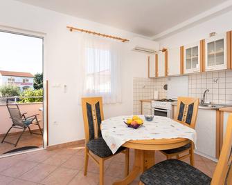 1-Bedroom Apartment in Krk - Steps from the Beach! - Krk - Comedor