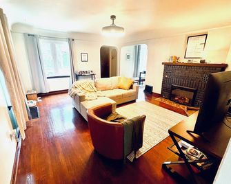 Perry Pup House – Vintage Charm, Dog-Friendly, Walk to Cafés/Brewery - Spokane - Living room