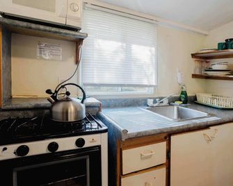 1-Bedroom Cottage #1 - White Pine - Gravenhurst - Kitchen