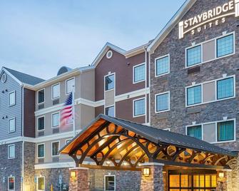 Free Daily Breakfast, Shared Hot Tub + Pool | King Suite - Canton - Building