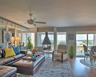 Waterfront Lake Travis Home with Pool Access! - Leander - Living room