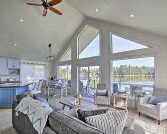 The Rookery - Dreamy Home with Private Dock! - Yelm - Sala de estar