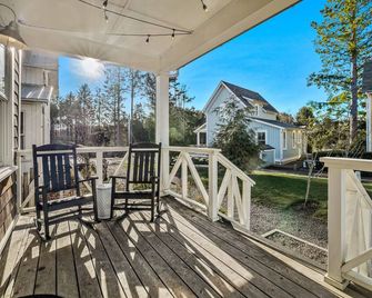 Cottage w/ Private Hot Tub, Fenced Yard + Indoor/Outdoor Fireplace + EV Charger - Pacific Beach - Balcón