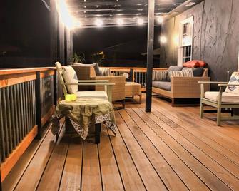 Fully Furnished Cottage With BBQ And Pool - pet considered - Chico - Balkon