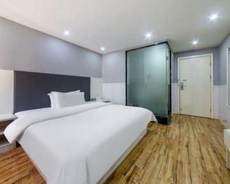 Pai Hotel Guiyang Fountain Metro Station - Guiyang - Bedroom