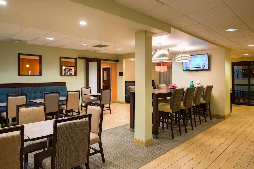 Danville Delight: Cozy Stay with Complimentary Breakfast & Free WiFi - Danville - Restaurant