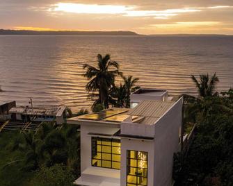 A beach house (shared space) and a romantic place during sunset! - Naval