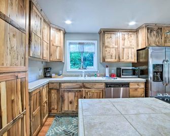 Coos Bay Retreat 2 Mi to Marina & Casino! - Coos Bay - Kitchen