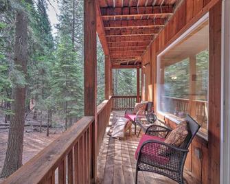 Walk to Big Trees State Park Cabin with Deck! - Dorrington - Balcón