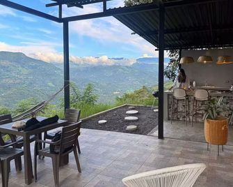 Villa Bonaire - Rustic Mountain & River Escape - Tobia - Balcón
