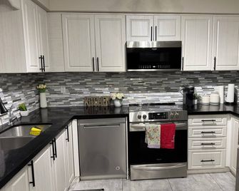 Modern Cozy Getaway - Orangeville - Kitchen