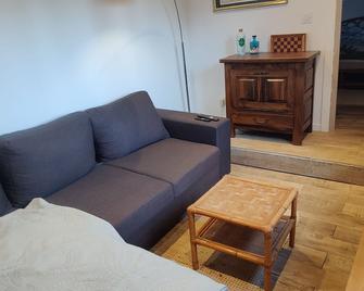 Quiet mountain apartment - Talloires-Montmin - Living room