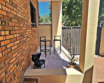 Casa estilo americano cerca del Shopping Mariscal con 2 garajes y WiFi - Asunción - Balcón