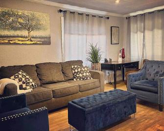 Bon Voyage Home. Great For Getting Around Town! - Oakland - Salon