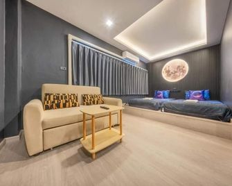 Space Station Hostel - Bangkok