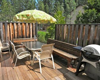 Remodeled town home w/sunny deck - Close to Tahoe City, Lake, & Ski resorts - Tahoe City - Patio