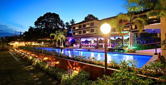 Hotel Tropika - Davao - Piscina