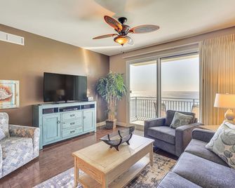 Beachfront Panama City Condo Walk to Pier Park! - Panama City Beach - Pokój dzienny