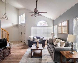 Cozy home minutes to wineries and Russian River - Windsor - Living room