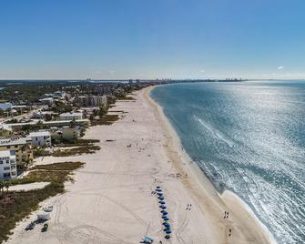 Beach Bungalow 2B/2B Private Pool/Spa, North End, Newly Renovated - Fort Myers Beach - Strand