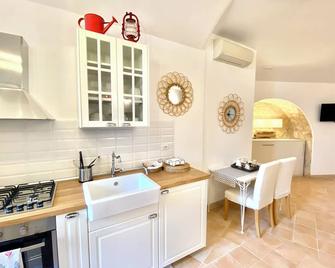 Il Sorriso Dei Sassi Rooms - Matera - Kitchen