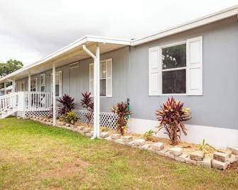 Pet Friendly 3 Bed 2 bath Family Home on the Water - Okeechobee - Building