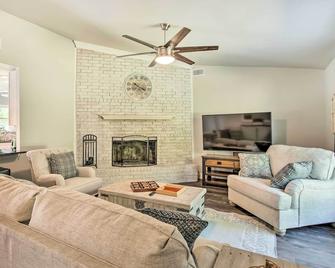 about 3 Mi to Dtwn McKinney Suburban Texas Retreat - McKinney - Living room