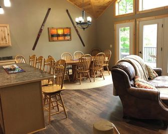 The Eternal Flame: Newer Cabin with Large Yard, Campfire, & Dock - Stone Lake - Restaurante