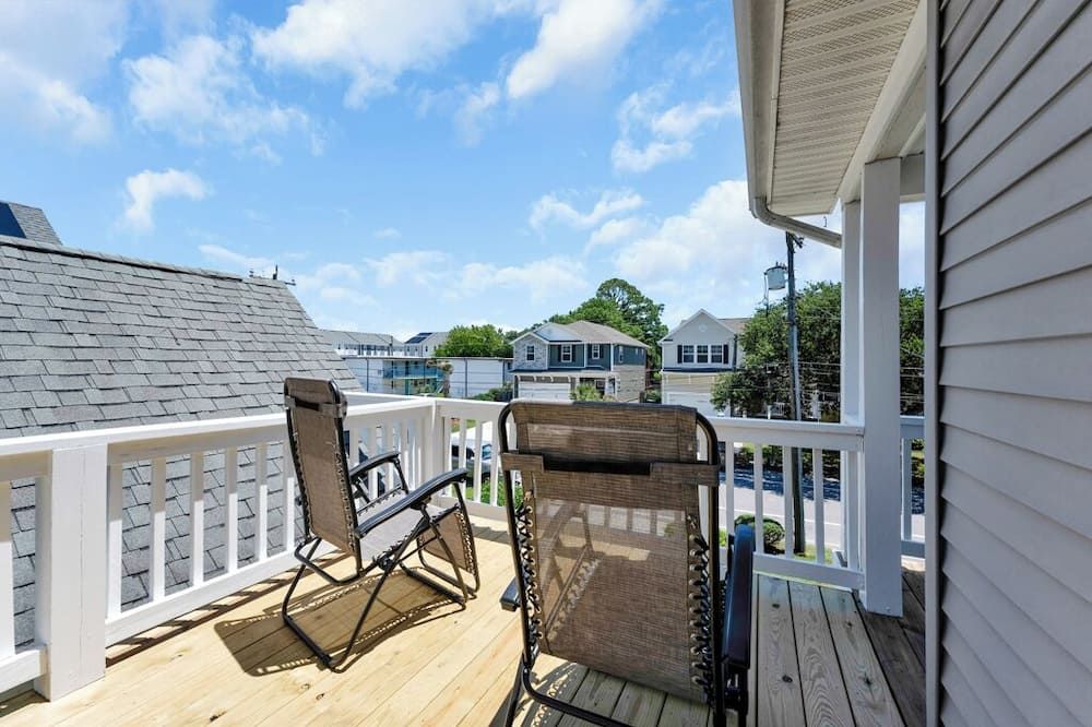 Spacious 4 BR 4 Bath Home- 2 primary suites. Great for Groups + Walk to Beach! - נורפולק - מרפסת