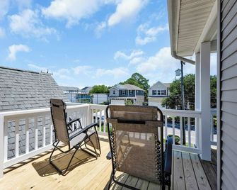 Spacious 4 BR 4 Bath Home- 2 primary suites. Great for Groups + Walk to Beach! - 노퍽 - 발코니