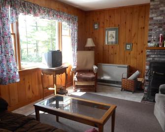 Cozy Nook Cottage - Peaceful cottage with scenic views of Pemaquid Lake - Damariscotta - Living room