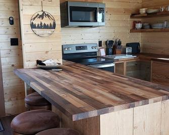 Miista'k Mountain Cabin -- Modern Cabin -- 15 Min to Glacier East Entrance - Babb - Cocina