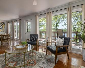 Hot Tub | 4 Kayaks | Great Swimming | Sleeps 10 - Marion - Living room