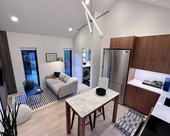 Greenwood Getaway - Seattle - Living room